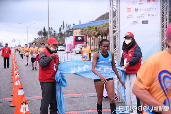 ▲▼大會貴賓同時鳴槍後5千名參賽選手衝出起跑線。（圖／花蓮體育會提供，下同）