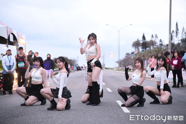 ▲▼大會貴賓同時鳴槍後5千名參賽選手衝出起跑線。（圖／花蓮體育會提供，下同）