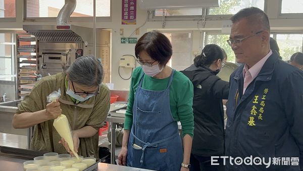 ▲台南市勞工局「曾文市政願景園區」辦理勞工學苑相關課程，8日辦理首個烘培課程「幸福體驗手作布丁燒」，以手把手方式教導學員製作出布丁燒。（圖／記者林東良翻攝，下同）