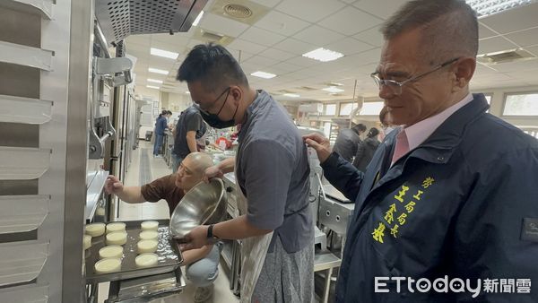 ▲台南市勞工局「曾文市政願景園區」辦理勞工學苑相關課程，8日辦理首個烘培課程「幸福體驗手作布丁燒」，以手把手方式教導學員製作出布丁燒。（圖／記者林東良翻攝，下同）
