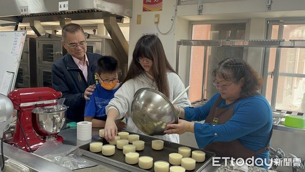 ▲台南市勞工局「曾文市政願景園區」辦理勞工學苑相關課程，8日辦理首個烘培課程「幸福體驗手作布丁燒」，以手把手方式教導學員製作出布丁燒。（圖／記者林東良翻攝，下同）