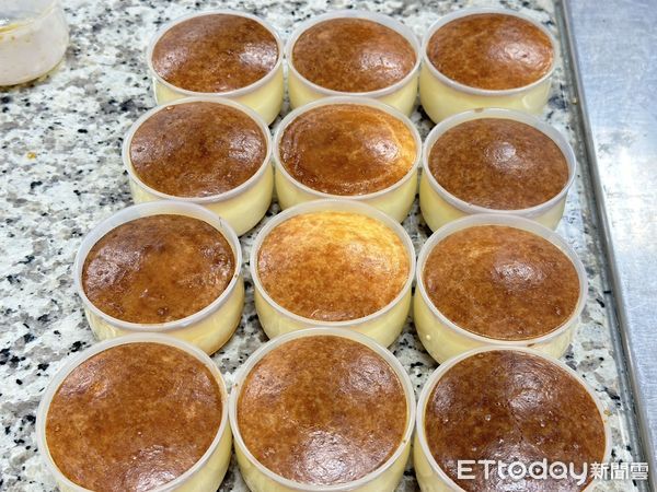 ▲台南市勞工局「曾文市政願景園區」辦理勞工學苑相關課程，8日辦理首個烘培課程「幸福體驗手作布丁燒」，以手把手方式教導學員製作出布丁燒。（圖／記者林東良翻攝，下同）