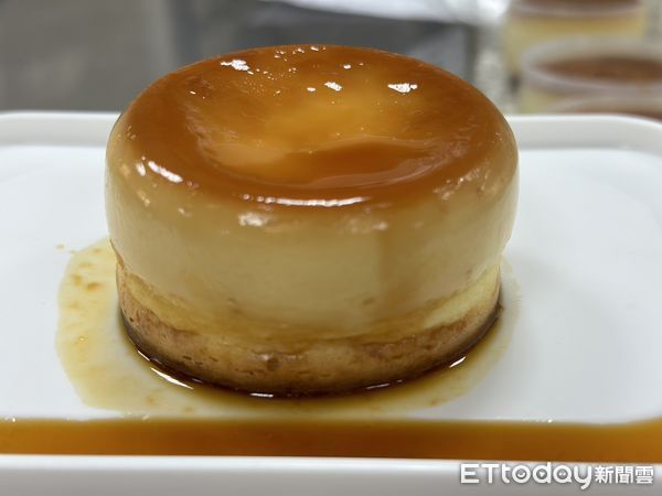 ▲台南市勞工局「曾文市政願景園區」辦理勞工學苑相關課程，8日辦理首個烘培課程「幸福體驗手作布丁燒」，以手把手方式教導學員製作出布丁燒。（圖／記者林東良翻攝，下同）