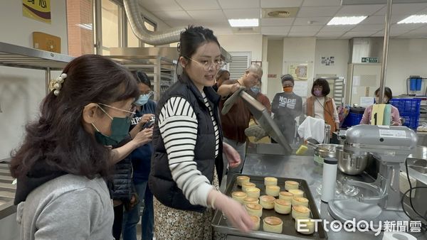 ▲台南市勞工局「曾文市政願景園區」辦理勞工學苑相關課程，8日辦理首個烘培課程「幸福體驗手作布丁燒」，以手把手方式教導學員製作出布丁燒。（圖／記者林東良翻攝，下同）
