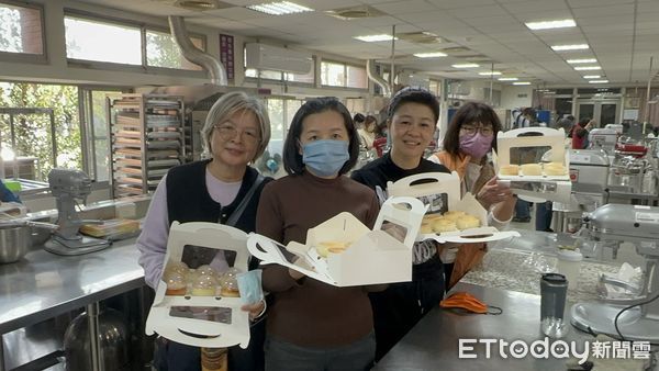 ▲台南市勞工局「曾文市政願景園區」辦理勞工學苑相關課程，8日辦理首個烘培課程「幸福體驗手作布丁燒」，以手把手方式教導學員製作出布丁燒。（圖／記者林東良翻攝，下同）