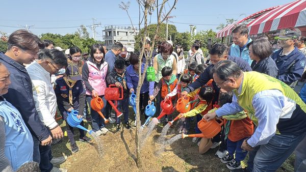 ▲植樹節縣府與公所在百果山種植600株台灣原生種。（圖／記者唐詠絮翻攝）