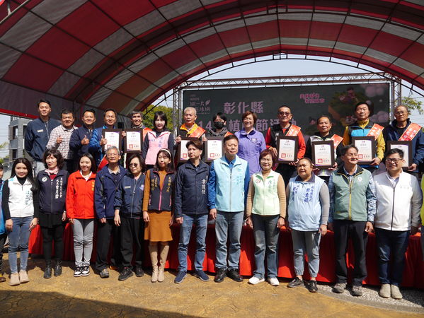 ▲植樹節縣府與公所在百果山種植600株台灣原生種。（圖／記者唐詠絮翻攝）