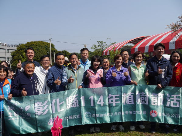 ▲植樹節縣府與公所在百果山種植600株台灣原生種。（圖／記者唐詠絮翻攝）