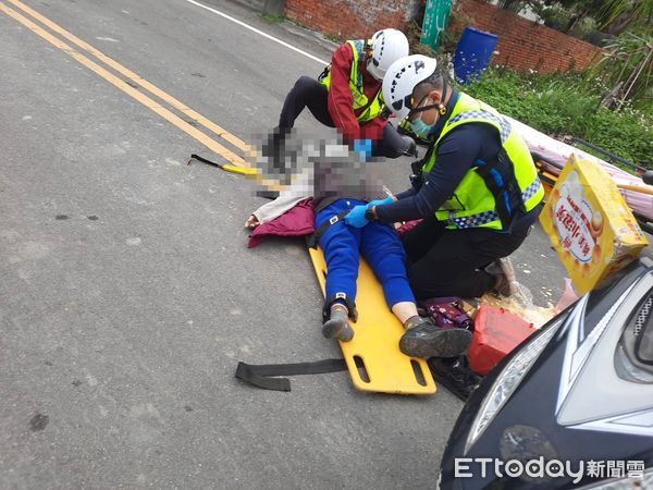 ▲苗栗嚴重車禍，女騎士頭部重創血流一地。（圖／記者楊永盛翻攝，下同）