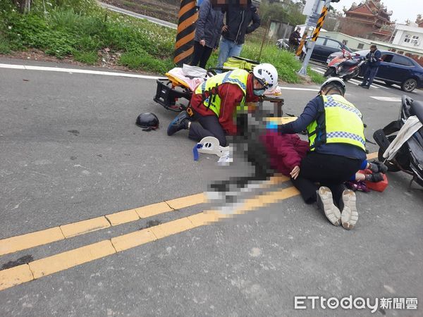 ▲苗栗嚴重車禍，女騎士頭部重創血流一地。（圖／記者楊永盛翻攝，下同）