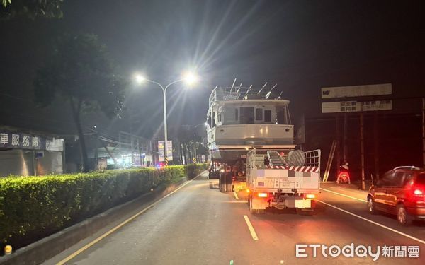 ▲萬丹鄉萬丹路二段大貨車載運遊艇勾到電纜線            。（圖／記者陳崑福翻攝）