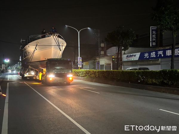 ▲萬丹鄉萬丹路二段大貨車載運遊艇勾到電纜線            。（圖／記者陳崑福翻攝）