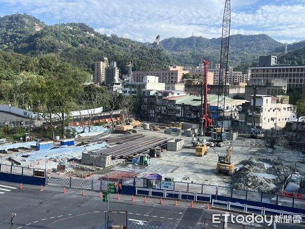 ▲▼政大莊敬外舍拆除後，原地正進行捷運站體開挖，未來將興建2棟大樓。（圖／記者許敏溶攝）