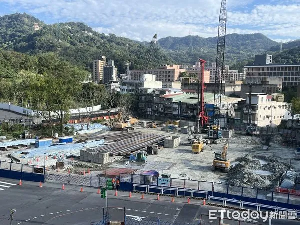 ▲▼政大莊敬外舍拆除後，原地正進行捷運站體開挖，未來將興建2棟大樓。（圖／記者許敏溶攝）