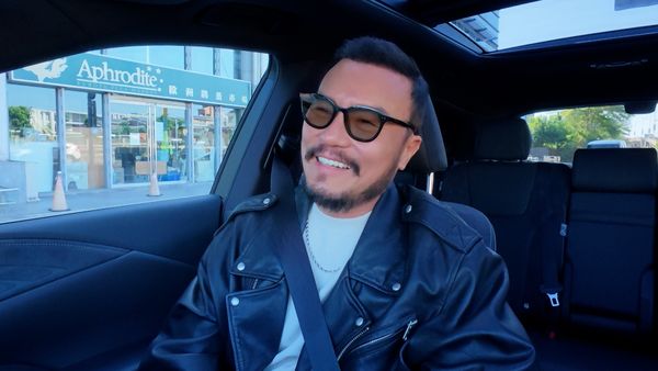 ▲主持人劉品言(左)與李銘忠在節目中相談甚歡。（圖／鏡電視提供）