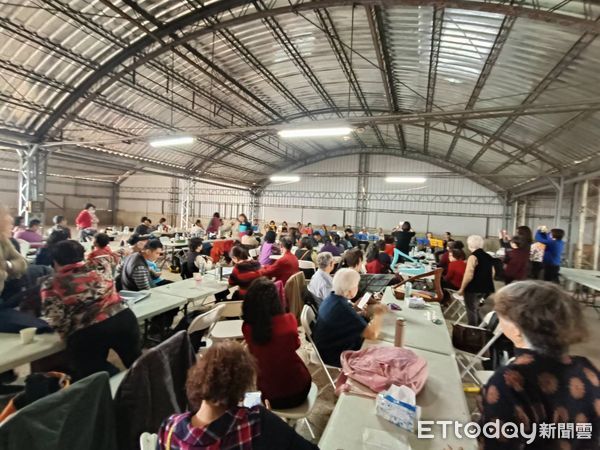 ▲音樂輔療講師劉貞宜率學員在台南市安平工業區樂豐工業工廠頂樓，辦理師生陶笛、豎琴成果展。（圖／記者林東良翻攝，下同）