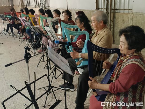 ▲音樂輔療講師劉貞宜率學員在台南市安平工業區樂豐工業工廠頂樓，辦理師生陶笛、豎琴成果展。（圖／記者林東良翻攝，下同）