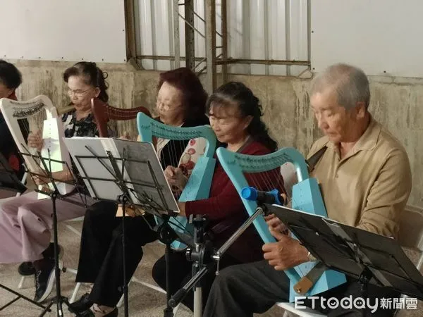 ▲音樂輔療講師劉貞宜率學員在台南市安平工業區樂豐工業工廠頂樓，辦理師生陶笛、豎琴成果展。（圖／記者林東良翻攝，下同）