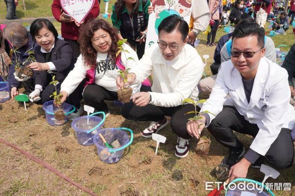 ▲活動中眾人在發起人陳昭舒理事長帶領下，邁步為婦女兒童而走，並一同種下希望之樹，傳達重視環境永續及保障婦女兒少權益的訴求。（圖／記者游瓊華翻攝）