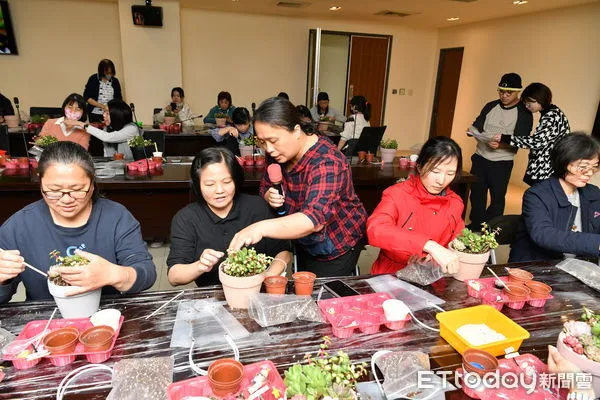 ▲▼台中警察局有近2成女性，警局長祝福女王們婦女節快樂。（圖／警方提供，下同）