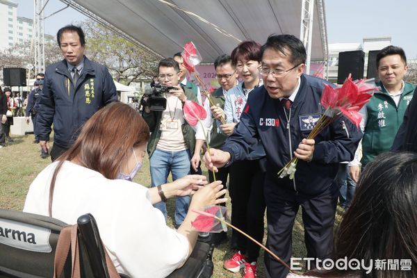 ▲台南市政府8日於西拉雅廣場舉辦「歡慶2025國際婦女節－花漾綻放 閃亮前行」活動，吸引約300位市民共同參與。（圖／記者林東良翻攝，下同）