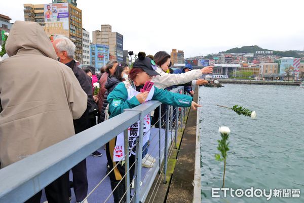 ▲基隆港邊228追思。（圖／記者郭世賢翻攝）
