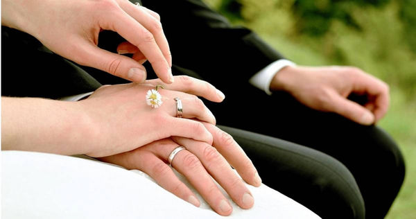 一名女網友發文，表示她和男友交往3年打算結婚，對方父母卻堅持兒子要先買房再結。（示意圖／Pixabay）