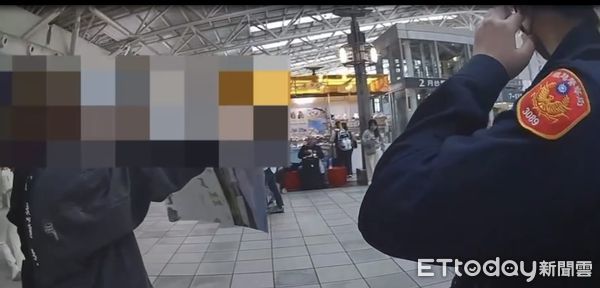 ▲▼ 自稱情報員！女子舉大字報失控大鬧左營高鐵　遭警強行帶走管束。（圖／記者賴文萱翻攝）