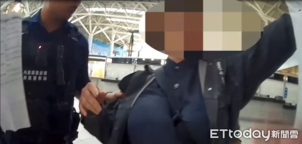 ▲▼ 自稱情報員！女子舉大字報失控大鬧左營高鐵　遭警強行帶走管束。（圖／記者賴文萱翻攝）