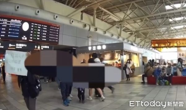 ▲▼ 自稱情報員！女子舉大字報失控大鬧左營高鐵　遭警強行帶走管束。（圖／記者賴文萱翻攝）