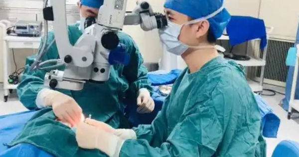 這次張瑩斌在顯微鏡下取出了6根透明細刺，但患者眼中還殘存著很多微米級碎屑。（圖／翻攝自寧波日報）