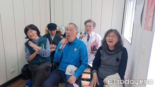 ▲「多功能交誼小舖」供民眾使用，8日正式啟用，副市長葉澤山及市長夫人劉育菁代表黃偉哲市長出席啟用儀式，並頒發協力團體感謝狀。（圖／記者林東良翻攝，下同）