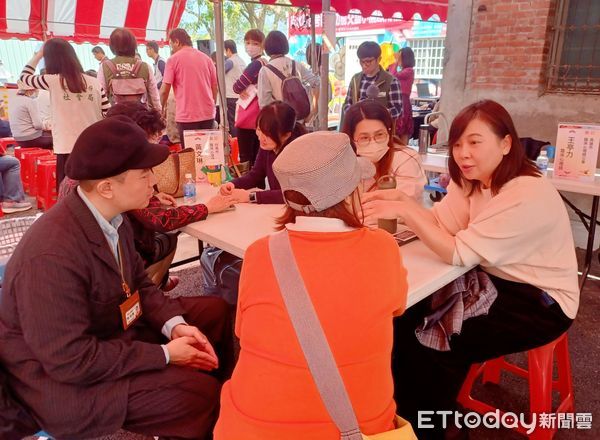 ▲「多功能交誼小舖」供民眾使用，8日正式啟用，副市長葉澤山及市長夫人劉育菁代表黃偉哲市長出席啟用儀式，並頒發協力團體感謝狀。（圖／記者林東良翻攝，下同）