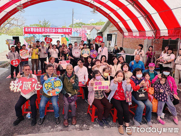 ▲「多功能交誼小舖」供民眾使用，8日正式啟用，副市長葉澤山及市長夫人劉育菁代表黃偉哲市長出席啟用儀式，並頒發協力團體感謝狀。（圖／記者林東良翻攝，下同）