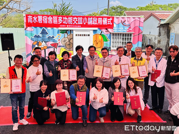 ▲「多功能交誼小舖」供民眾使用，8日正式啟用，副市長葉澤山及市長夫人劉育菁代表黃偉哲市長出席啟用儀式，並頒發協力團體感謝狀。（圖／記者林東良翻攝，下同）