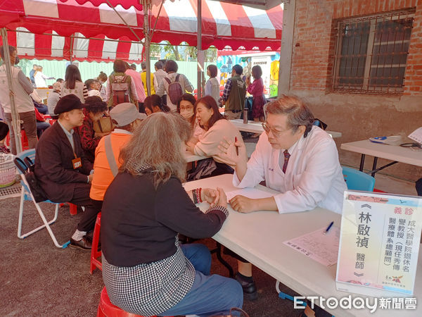 ▲「多功能交誼小舖」供民眾使用，8日正式啟用，副市長葉澤山及市長夫人劉育菁代表黃偉哲市長出席啟用儀式，並頒發協力團體感謝狀。（圖／記者林東良翻攝，下同）