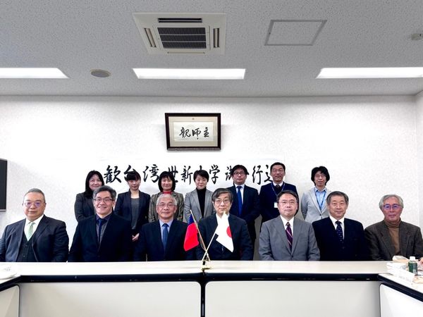 ▲ 目白大學與世新大學雙校師長團合影，以兩國旗象徵國際友誼。（圖／世新大學提供）