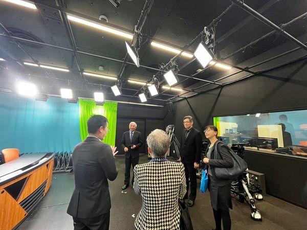 ▲ 目白大學傳播學院老師帶領師長團參訪校內攝影棚，交流傳播學院教學事宜。（圖／世新大學提供）