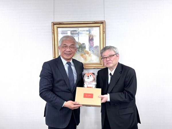 ▲ 世新大學校長陳清河致贈本校紀念品與台灣伴手禮予國學院大學校長針本正行，期許未來更多交流計畫。（圖／世新大學提供） 