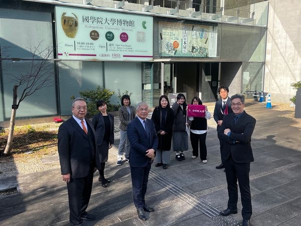 ▲ 世新大學交換生圖傳系柯詠心與英語系陳祐萱帶領師長參訪校內博物館，也分享學習生活，展現實質交流學習意義。（圖／世新大學提供） 