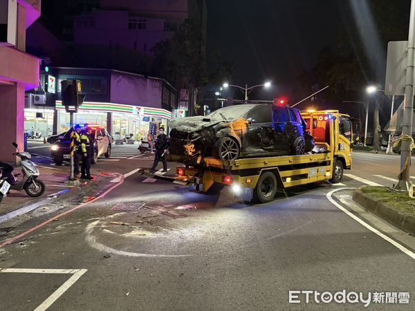 ▲▼轎車疑剎車異常，撞進美甲店。（圖／記者許宥孺翻攝）