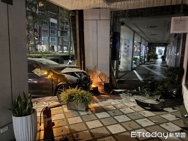 ▲▼轎車疑剎車異常，撞進美甲店。（圖／記者許宥孺翻攝）