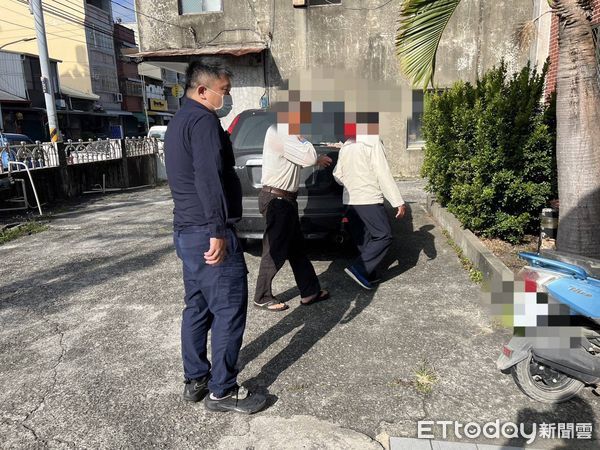 ▲東港警分局南州分駐所警員薛建中助李翁返家             。（圖／記者陳崑福翻攝）