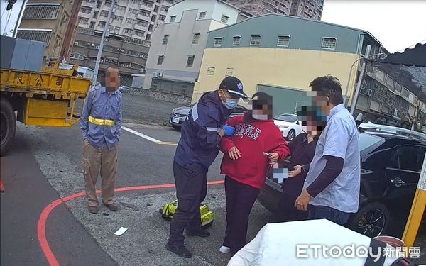 ▲▼    嘉義女外送員撞上工程車      。（圖／嘉義市消防局提供）