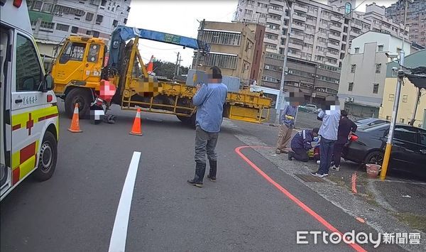 ▲▼    嘉義女外送員撞上工程車      。（圖／嘉義市消防局提供）