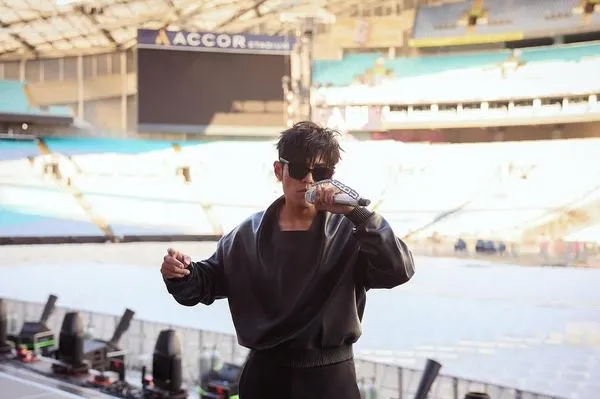 ▲▼周杰倫在上海馬路邊被攔下。（圖／翻攝自IG）