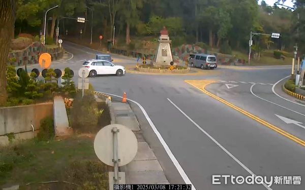 ▲▼    未禮讓內環車，兩車擦撞，濾水棒灑地工人嚇傻         。（圖／記者林名揚翻攝）