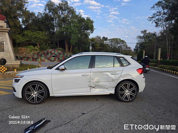 ▲▼    未禮讓內環車，兩車擦撞，濾水棒灑地工人嚇傻         。（圖／記者林名揚翻攝）