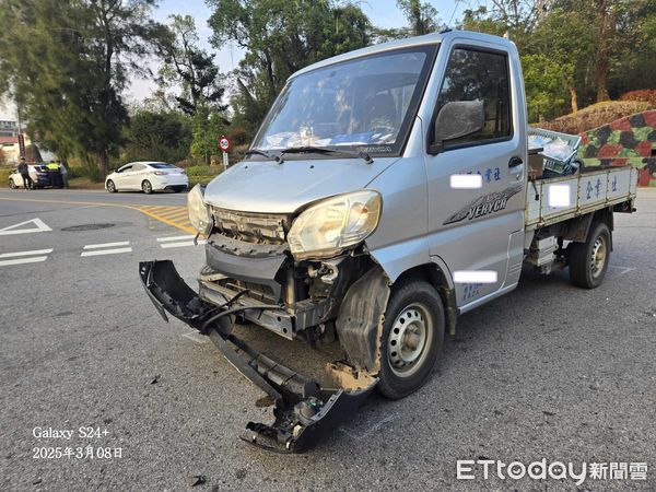 ▲▼    未禮讓內環車，兩車擦撞，濾水棒灑地工人嚇傻         。（圖／記者林名揚翻攝）