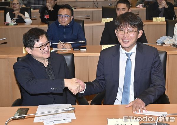 ▲▼ 黃國昌與和碩科技董事長童子賢出席民眾黨「台灣AI產業與能源政策的挑戰與展望」論壇。（圖／記者李毓康攝）